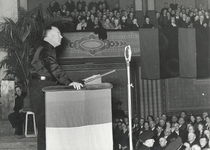 502584 Afbeelding van ir. A.A. Mussert (leider van de Nationaal-Socialistische Beweging, N.S.B.) tijdens een toespraak ...